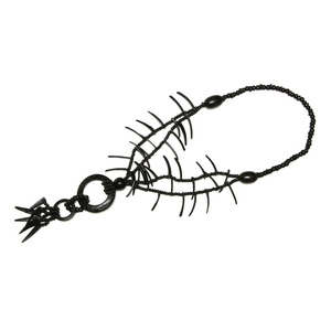 Schwarze Halskette mit Perlen, Ringen und Dornen aus Holz