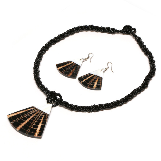 Fächerförmige Muschelschale mit Muschelintarsien und Halskette aus schwarzen Perlen