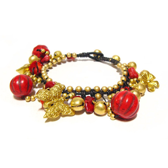 Goldfarbene Perlen, Schmetterlinganhänger, Messingglöckchen und Rote Koralle