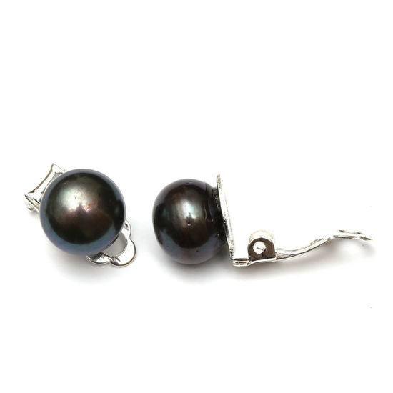Schwarze, leicht ovale Perlen aus Süßwasserkultur...