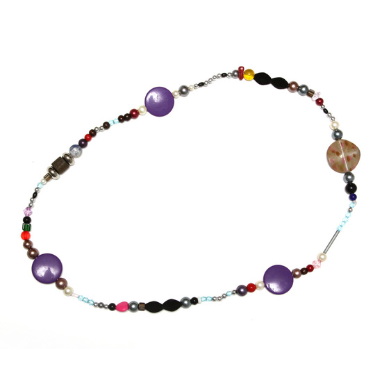 Verschiedenartige und -farbige Perlen und violetten Scheiben
